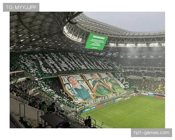 北京国安球迷绿茵帮热情助威，球队状态稳步提升