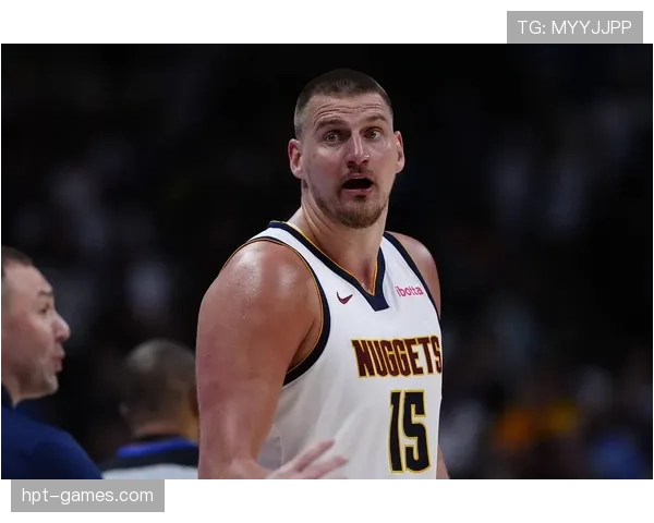 怀特挡拆吸引约基奇防守，比赛季初三分效率提升